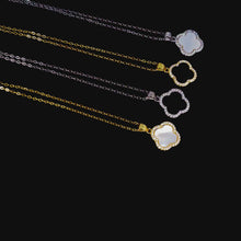 Load and play video in Gallery viewer, Clover Necklace Silver - Gold &amp; Pearl
