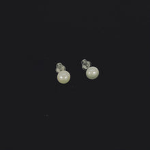 Load and play video in Gallery viewer, 925 Sterling Silver Freshwater Pearl Earring
